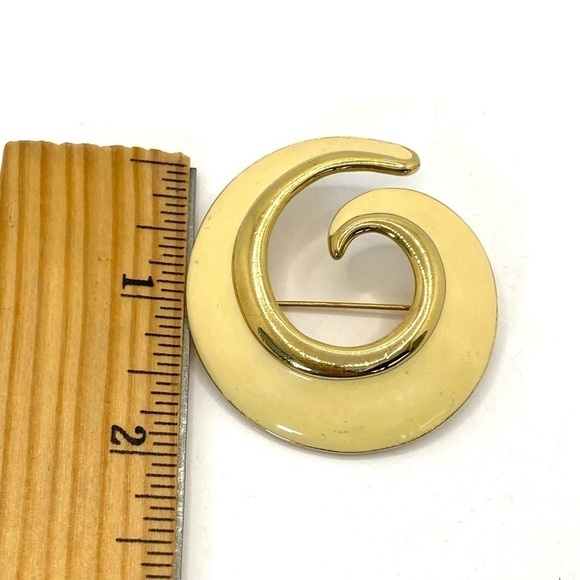 Monet Brooch Pin Large Vintage Cream White Enamel Gold Tone Swirl Spiral - Picture 3 of 6